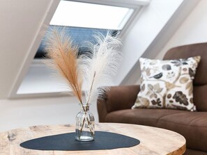 Wohnzimmer mit integriertem Küchenbereich