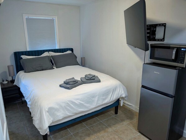 Queen Bedroom - w/ Roku TV
