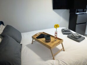 Queen Bedroom - w/ Roku TV