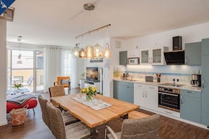 Offene Küche und Essbereich mit Blick ins Wohnzimmer