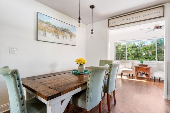  Kitchen table with plenty of seating for the whole family! 4 seats plus bench 