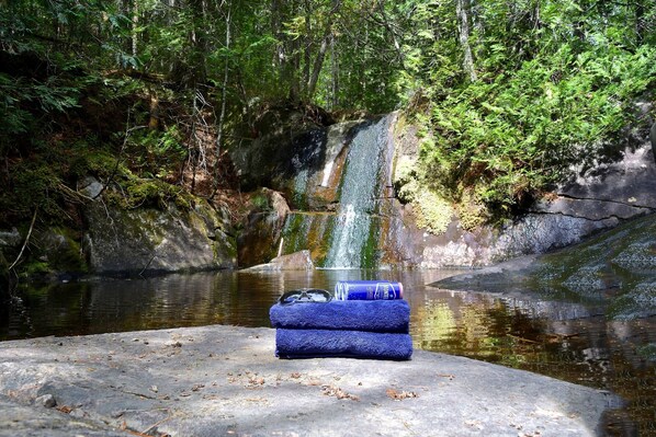 Ruisseau naturel pour la baignade à proximité du chalet