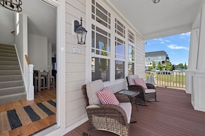 Entre vous! Step inside a super-classy home, oh-so-close to the harbor + beach.