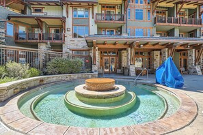 Resort Communal Hot Tub