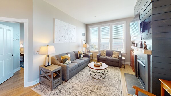 Home Decor, Indoors, Furniture, Living Room, Table