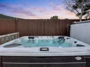 6 person hot tub 