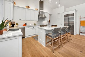 4 - full kitchen