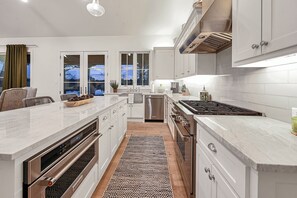 6 - kitchen features