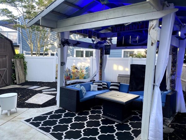 completely private backyard oasis/Roku TV/gas fireable gas grill outdoor shower