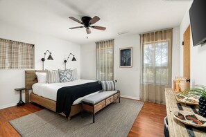 Cozy Sleeping Arrangements: Enjoy 3 elegantly decorated bedrooms with 2 luxurious King beds and 2 Twin beds, perfect for restful nights.