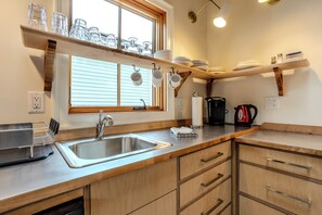 Open shelves make it easy to find the dishes you need. 
