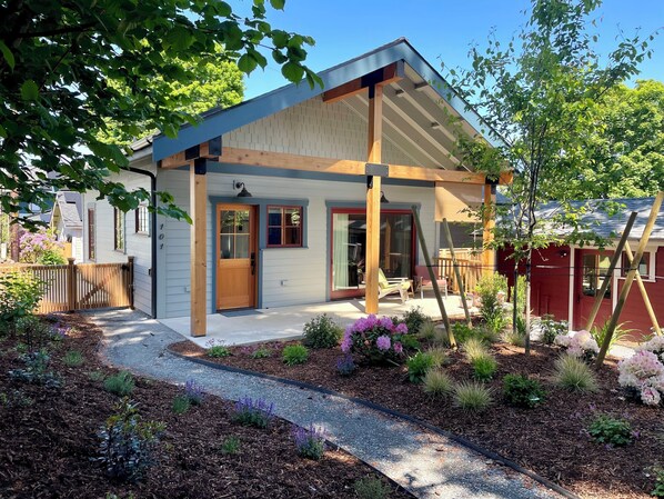 Welcome to Sehome Cottage! Newly built freestanding home with private entrance. 