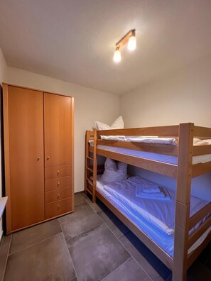 Ferienhaus, 90m², 1-8 Pers.-Etagenbett mit Holzschrank in einem der Schlafzimmer