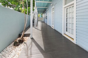 Covered walkup porch