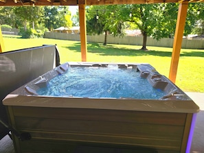 Hot Tub (6 Person)