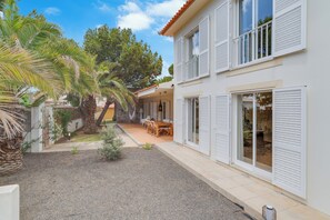 Alpendre e jardim exterior.