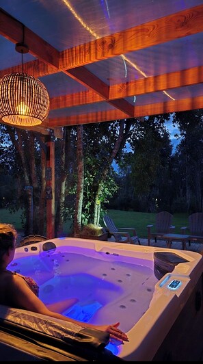 Outdoor spa tub