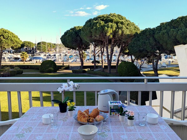 Terrace with stunning views of the marina