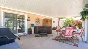 Covered patio w/bbq grill and outdoor seating