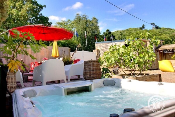 Outdoor spa tub