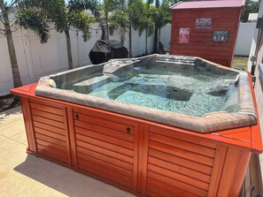 Outdoor spa tub
