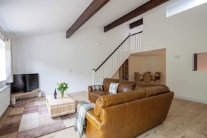Spacious open plan living room with desk, Smart TV, wifi, dining area