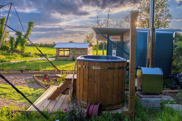 Outdoor spa tub