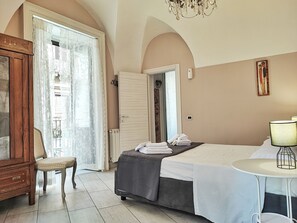Camera con bagno privato, letto francese, scrivania e doppio balcone vista Duomo