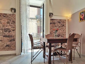 Zona da pranzo accogliente con un tocco di stile, con affaccio vista Duomo.