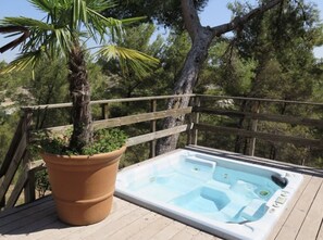 Outdoor spa tub