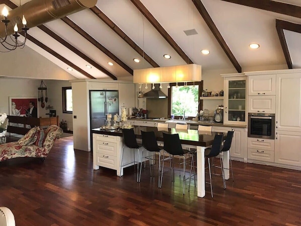Kitchen & Bar