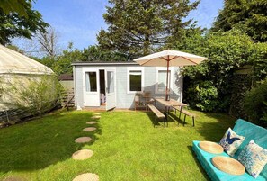 Cabin set in your own secluded and private garden, with beautiful views!