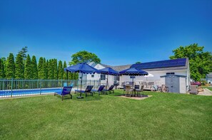 Relax and unwind! Eat lunch on the deck or on the patio in yard!