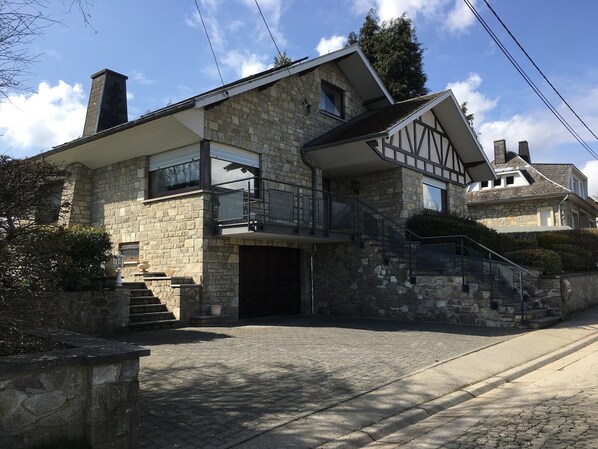 Außenseite Ferienhaus [Sommer]