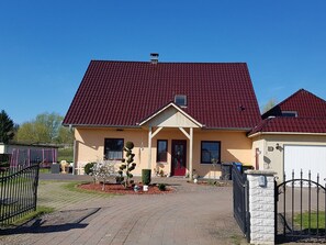 Außenseite Ferienhaus [Sommer]