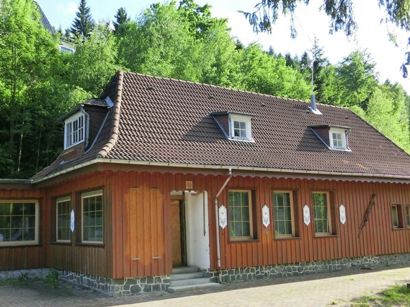 Außenseite Ferienhaus [Sommer]