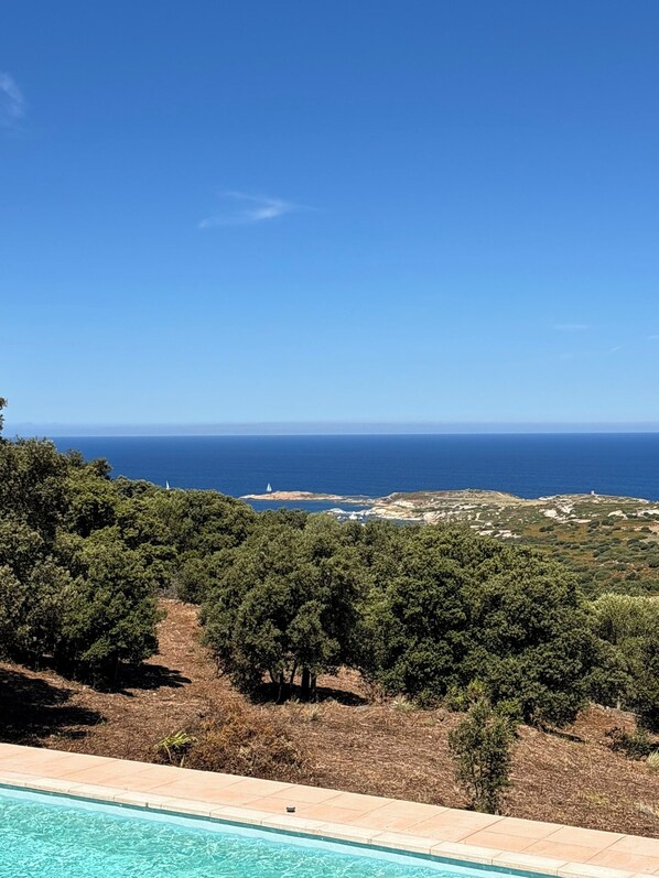 Blick auf das Meer und den Pool