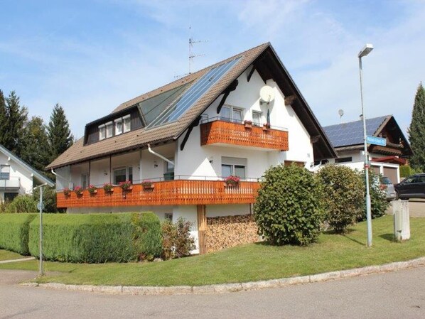 Außenseite Ferienhaus [Sommer]