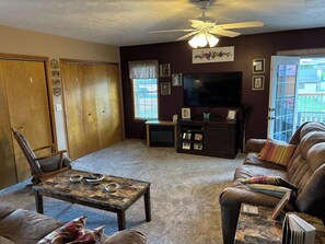 Living room w/queen pullout sofa (main floor)