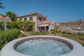 Außenseite Ferienhaus [Sommer]