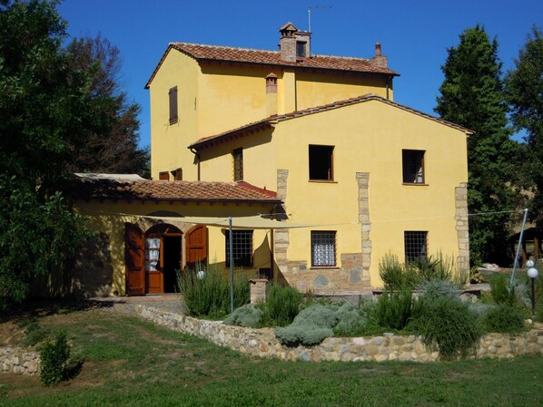 Außenseite Ferienhaus [Sommer]