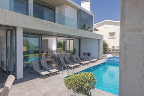 Garden with barbecue, seating area, dining area, sunloungers and private pool