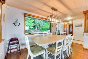 Dining Area | 1st Floor | Dishware/Flatware | Trash Bags/Paper Towels