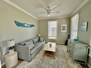 Guest bedroom with queen pullout