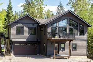 Grizzly Retreat l Left Side