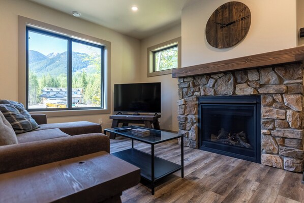 Cozy Living Room l Mountain Views