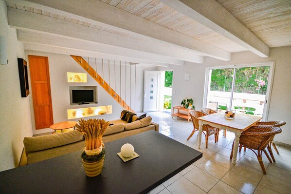 Séjour, vue terrasse - Gîte Blanc Coton