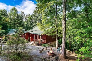 Discover the magic of a rustic cabin hidden in the woods, a haven of peace and relaxation 🌿🏠 Immerse yourself in the beauty of nature's symphony #WoodsyRetreat #RusticCharm #NatureVibes