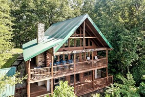 Scenic mountain escape that's perfect for a vacation with your friends and family

#Summer
