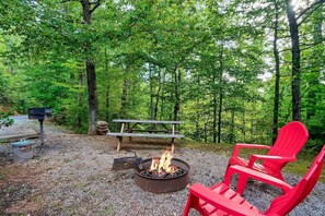 In our cabin, we understand the importance of a cozy bonfire at night. That's why we've created a unique outdoor space to gather with loved ones, roast marshmallows, and enjoy the starry sky.